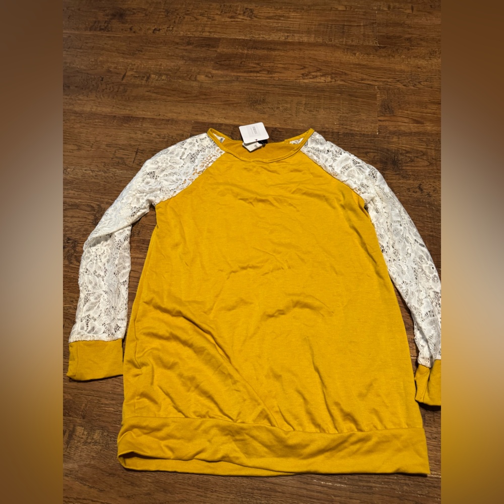 Women’s Long sleeve tee S NEW boutique item lace sleeves
